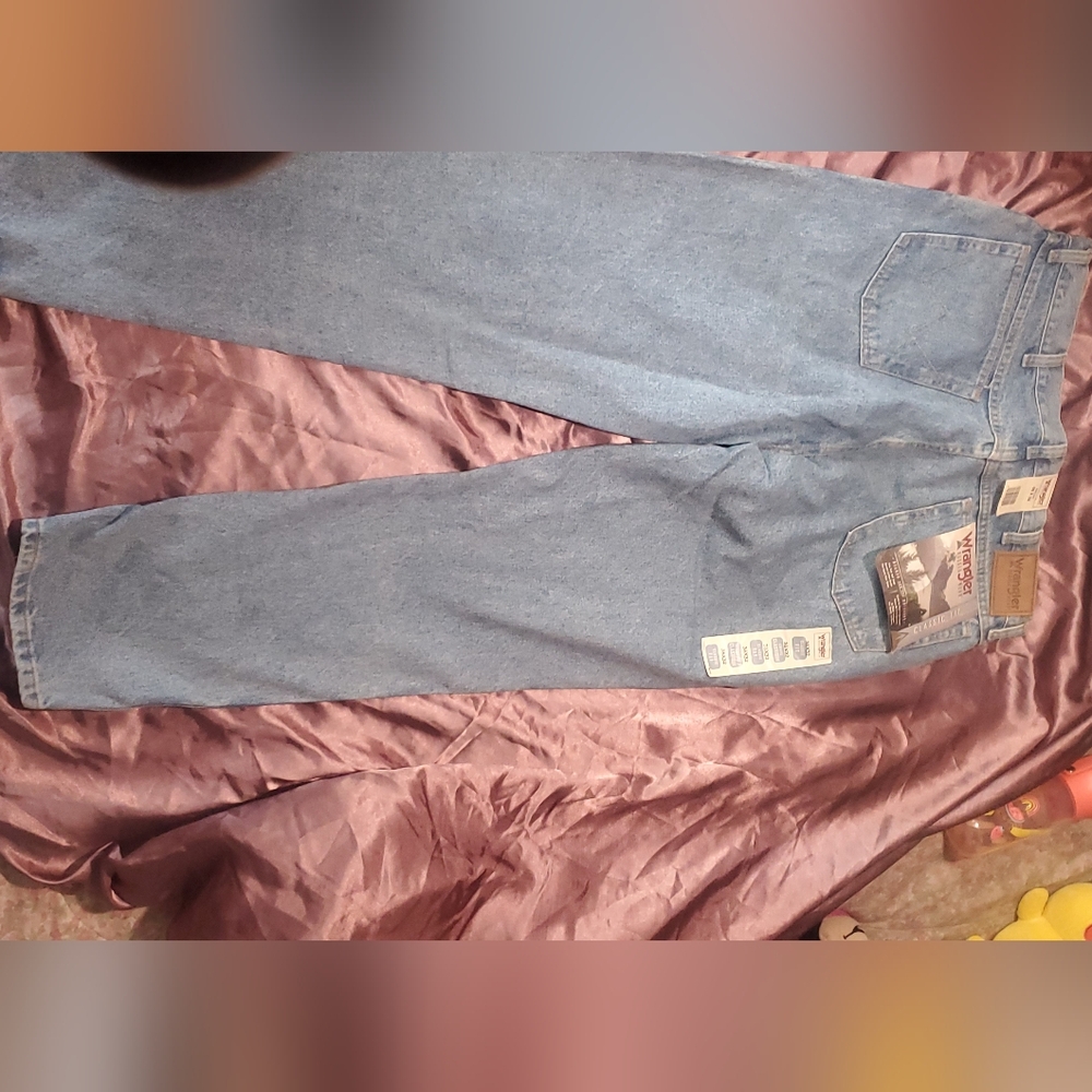 NWT Wrangler Rugged Wear Relaxed Fit Jeans Men’s 38x32 Light Wash Denim